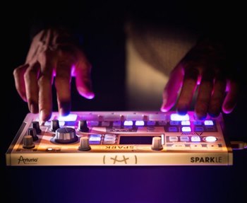 MIDI-контроллер/Ритм-машина Arturia SparkLE - вид 3 миниатюра